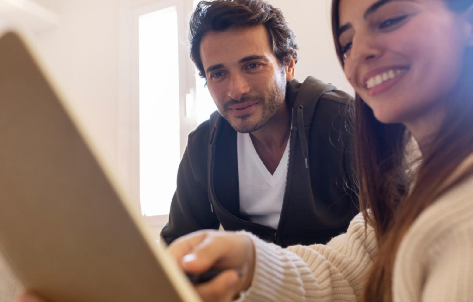 Étudiant travaillant sur une analyse financière