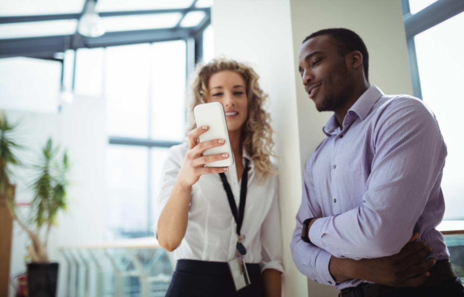 Bureau d'analyse financière moderne avec documents et graphiques